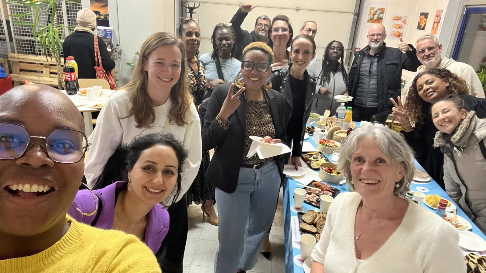 Photo de groupe à la fin de l'afterwork du 14 avril 2026 : Jennifer Anselme et une douzaine de participants du Tremplin, ambiance détendue autour d'un buffet.