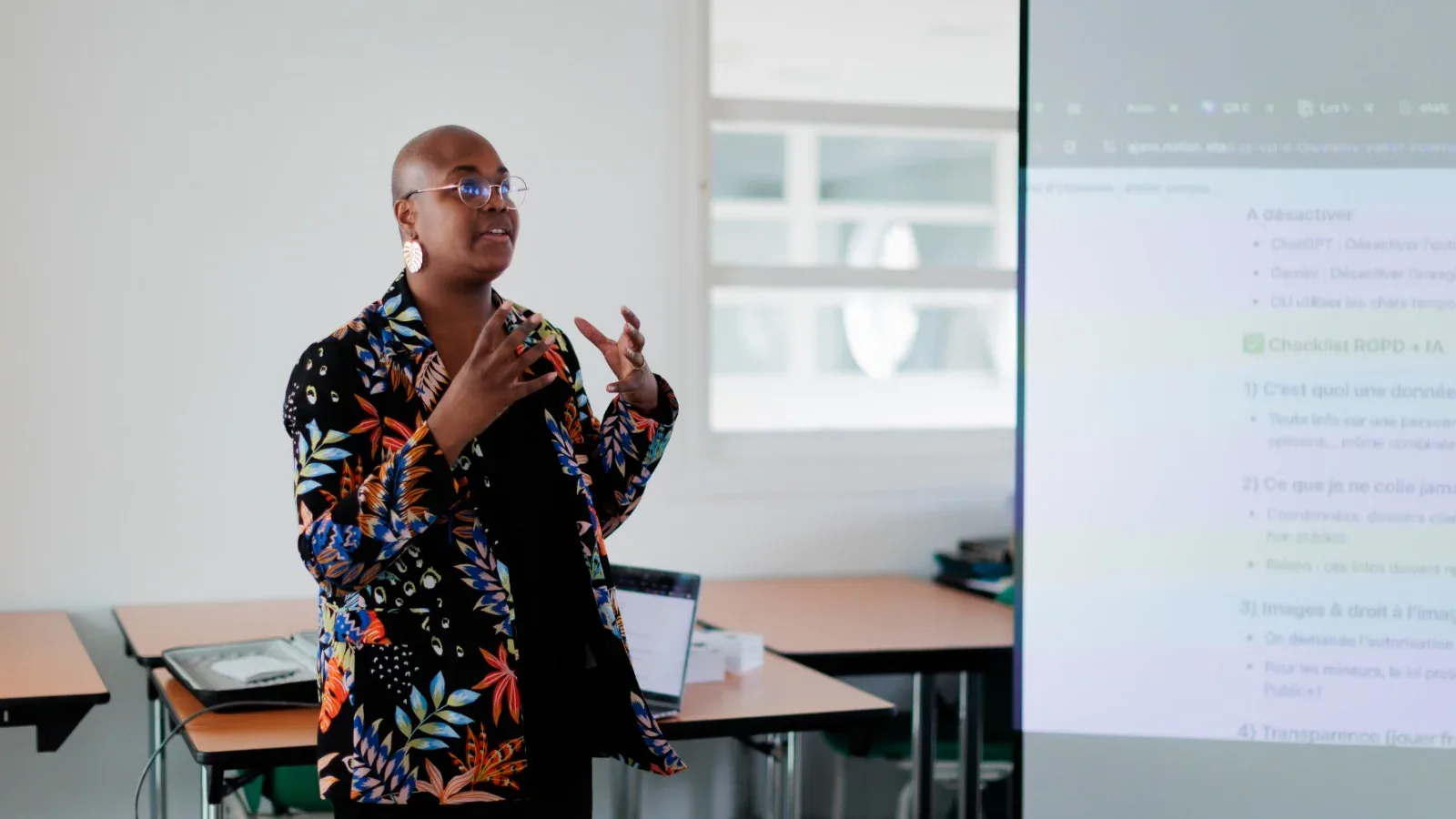 Atelier IA du 26 septembre 2025 chez Les Val d'Oisiennes : Jennifer Anselme anime devant une vingtaine de femmes entrepreneures.
